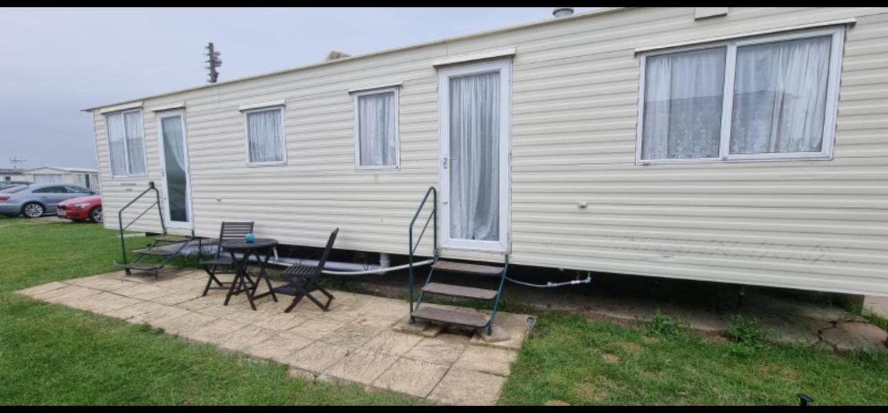 The Ole Faithful Caravan Apartment Jaywick Sands Exterior photo